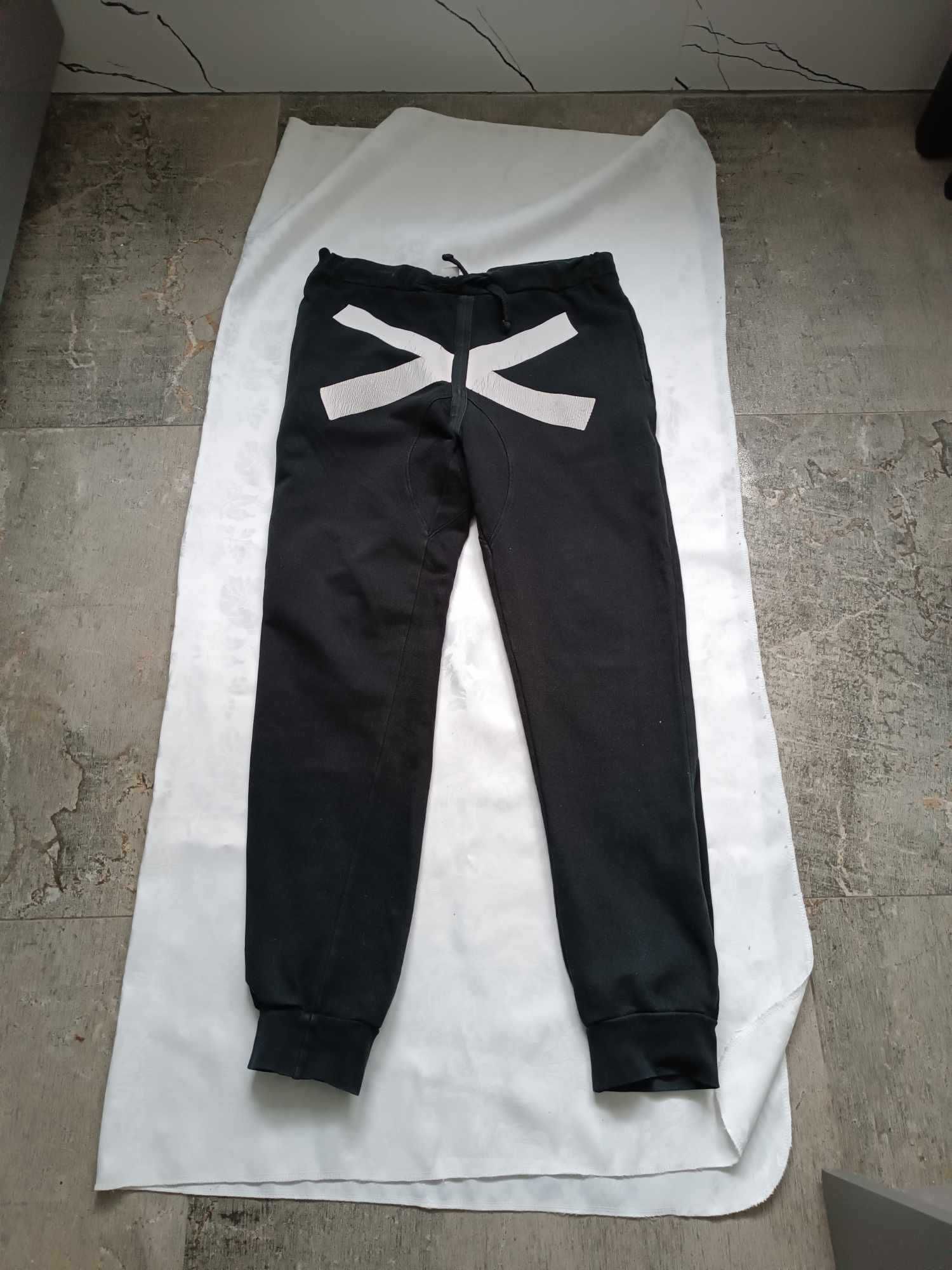 Spodnie dresowe młodzieżowe bawełniane czarne białe X, - 176 cm, S- L.