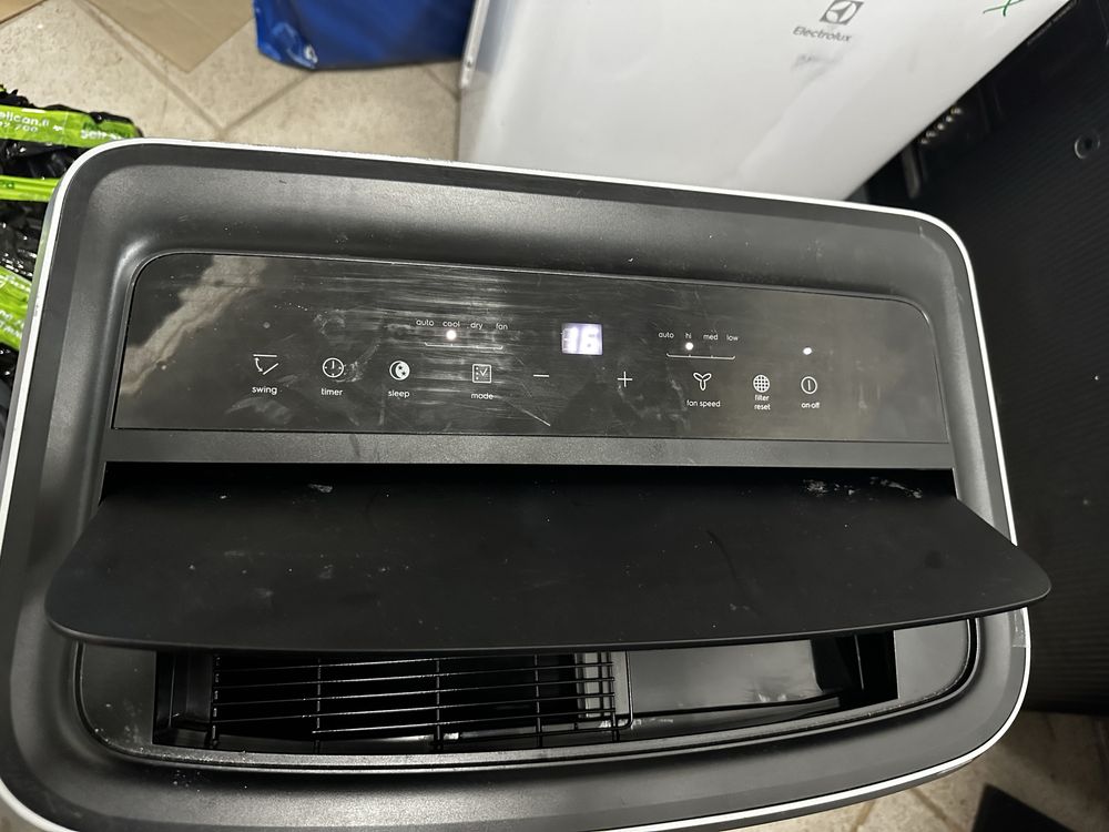 Electrolux EXP34U338CW мобільний кондиціонер та осушувач 2в1