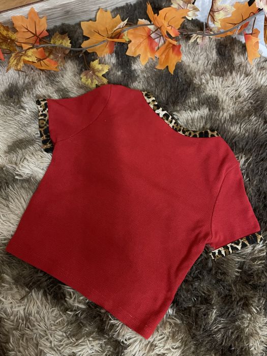 Топ з леопардовими деталями