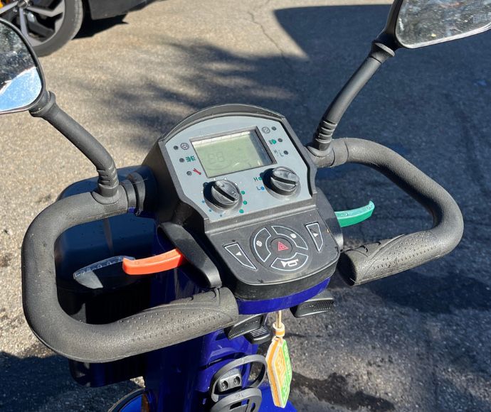 Wózek inwalidzki elektryczny dla osoby starszej lub niepełnosprawnej