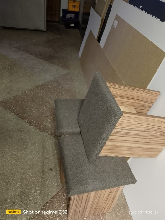 Табуретка з обтягнутим верхом