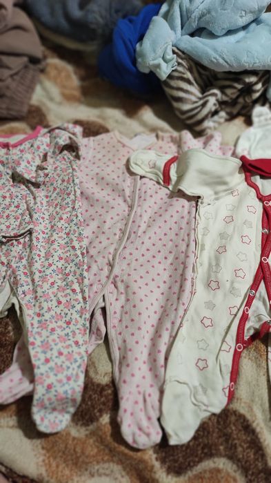 Отдам на девочку 0-1 годик