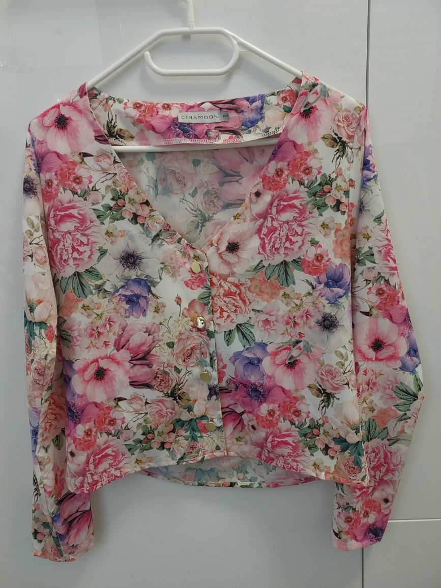 Bluzka w kwiaty firmy cinamoon rozmiar XS/S