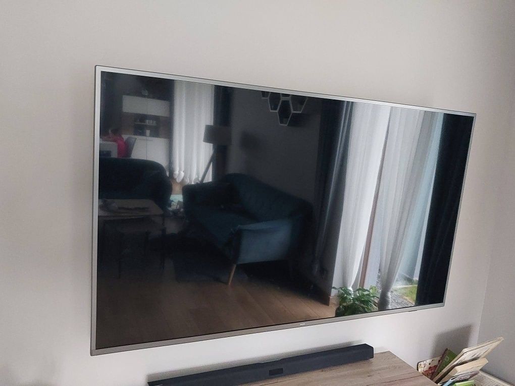 Telewizor Philips 65 LED 4K Ambilight + uchwyt na scianę firmy Hama.