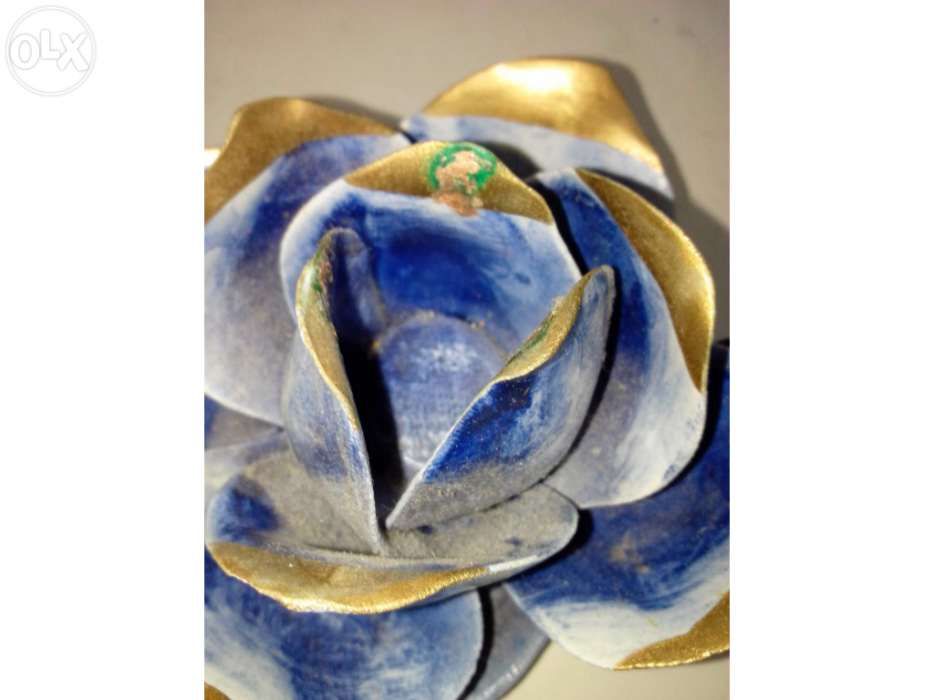 Castiçal em forma de flor, azul e dourado