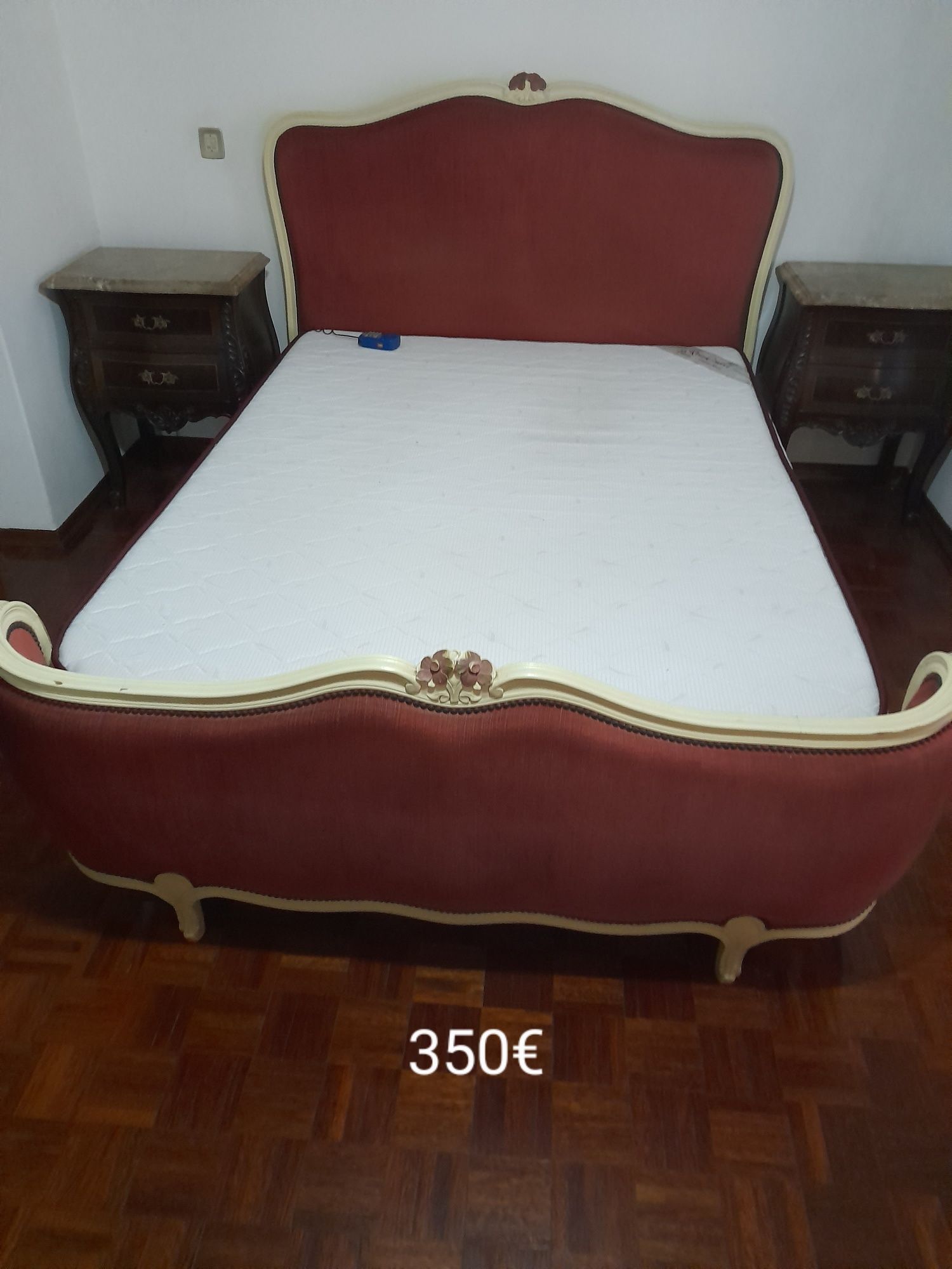 Cama de casal antiga