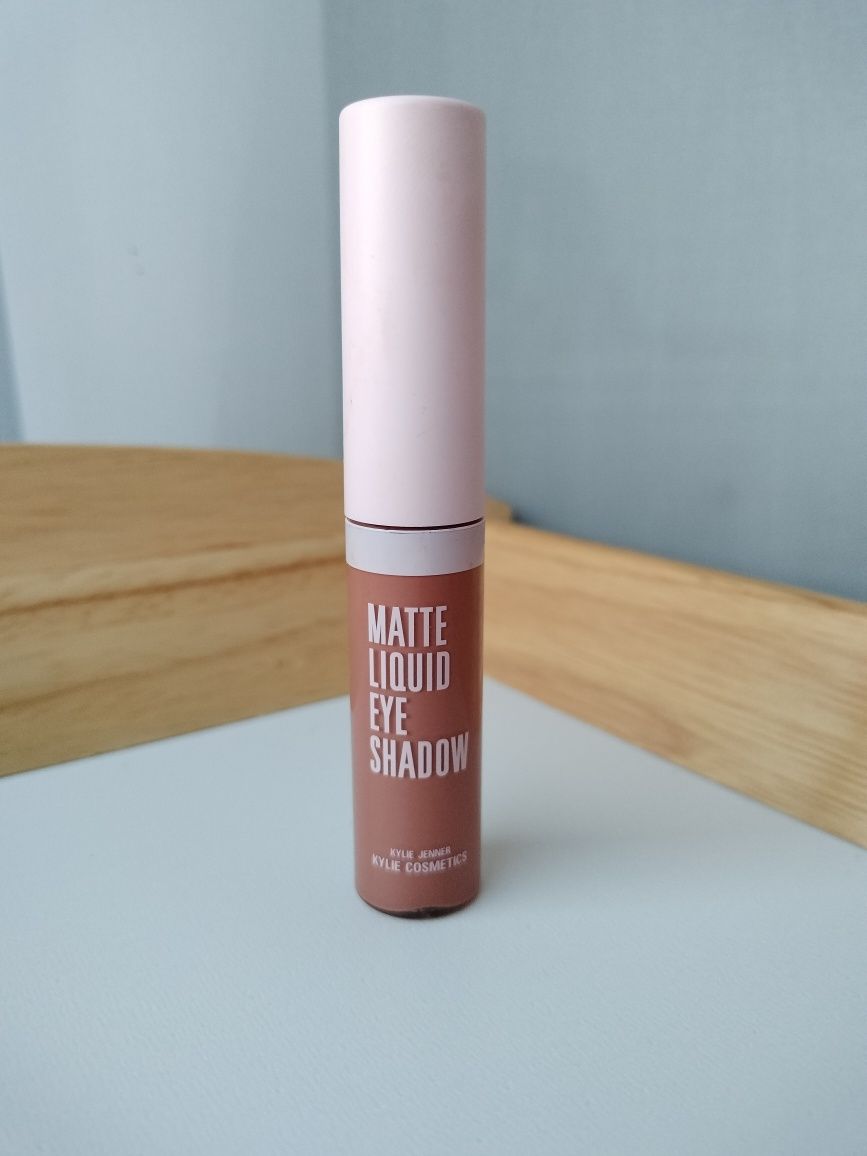 Cień do powiek Kylie cosmetics matte liquid eyeshadow makijaż kosmetyk