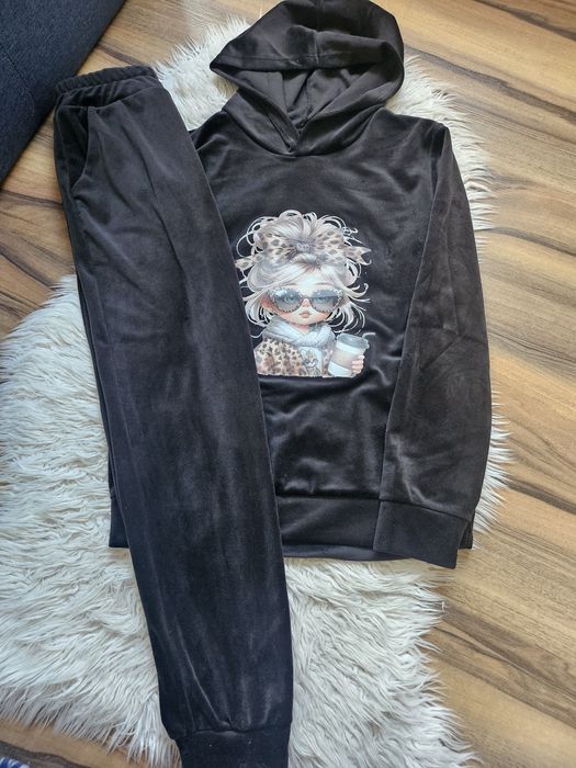 Welurowy dres z laleczką r.140/146