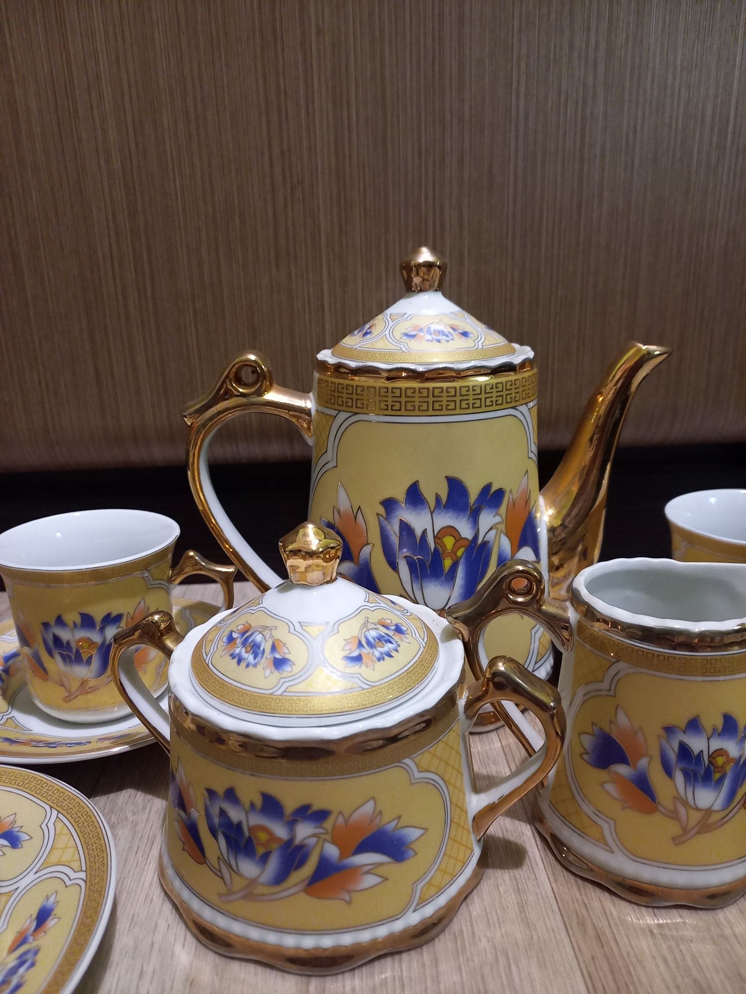 Шикарный   Сервиз кофейный фарфоровый.