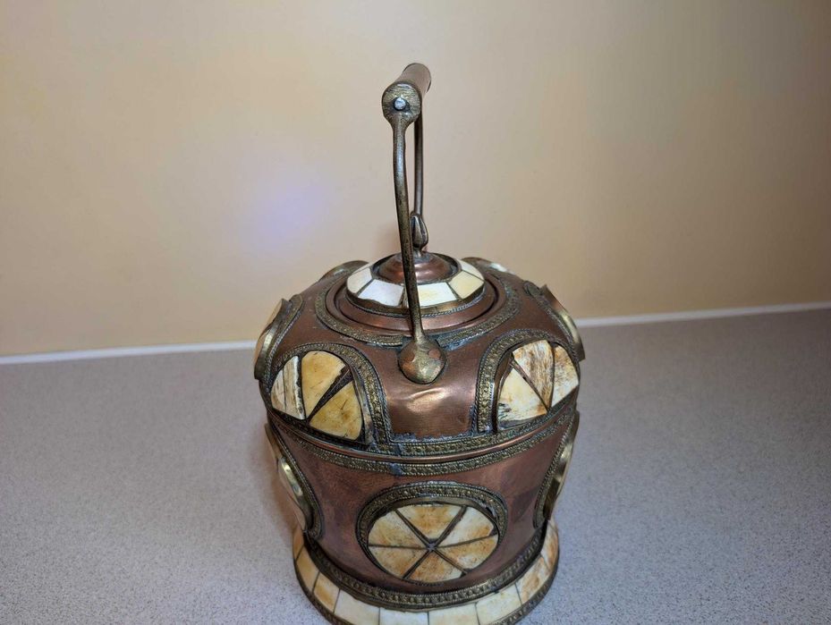 Stary marokański ręcznie robiony czajnik do herbaty z miedzi i kości