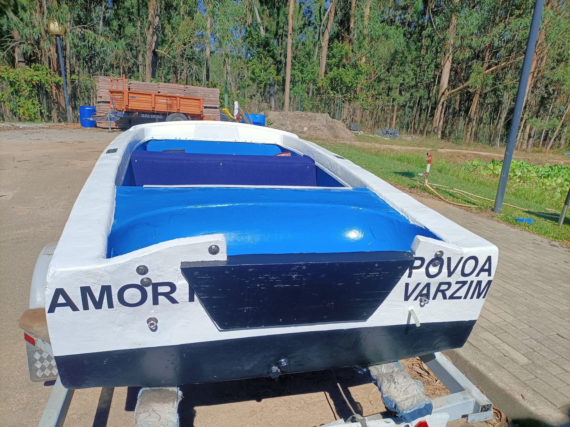 barco de madeira vibrado a remos