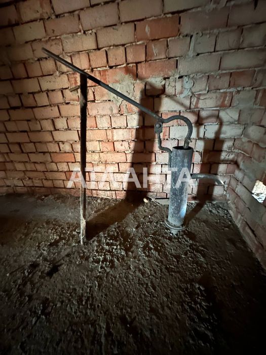 Двоповерховий будинок біля Чернівців