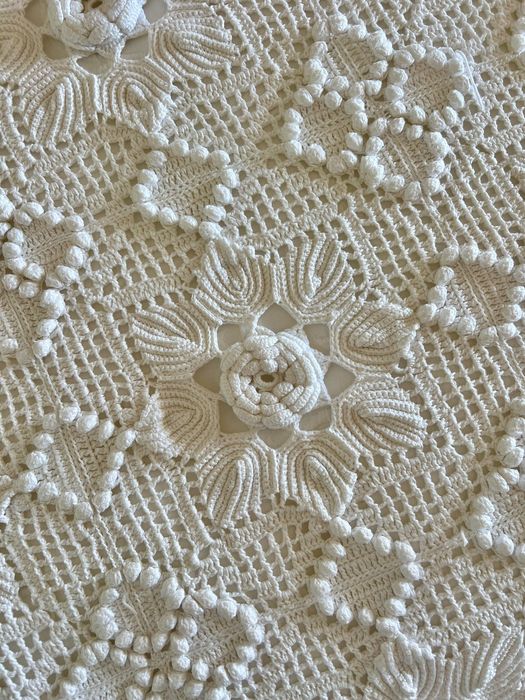 Colcha branca artesanal em crochet com linha de algodão