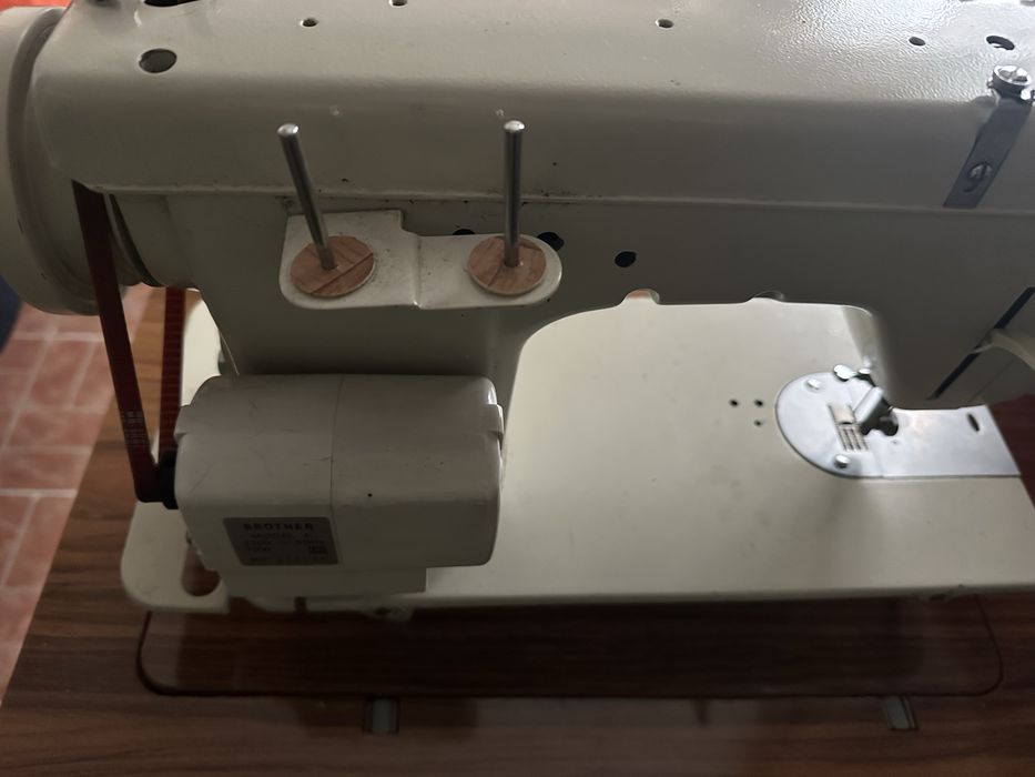 máquina de costura + mesa