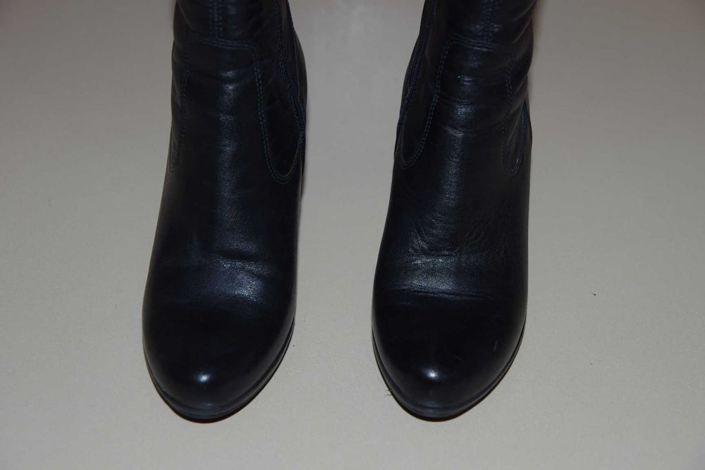 Buty - kozaki czarne na obcasie.