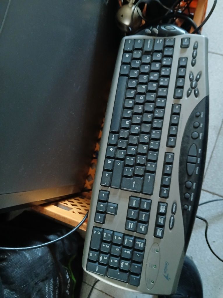 Computador com torre  e impressora  com rato e colunas
