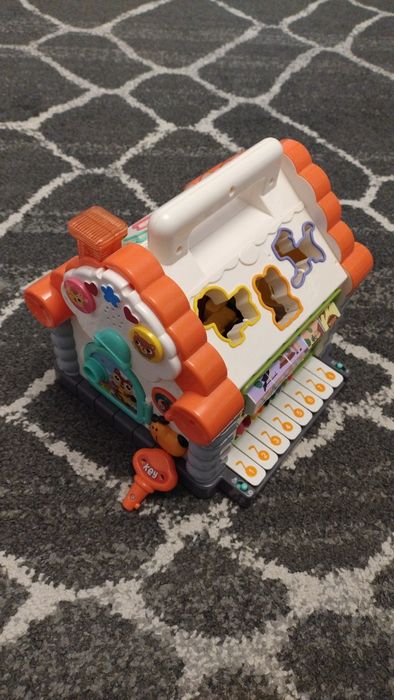 Domek grający z sorterem i pianinkiem