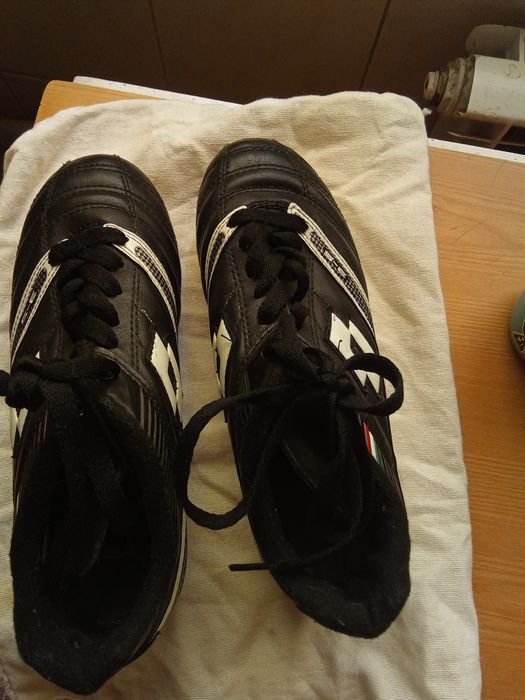 Футбольные бутсы Adidas и Lotto