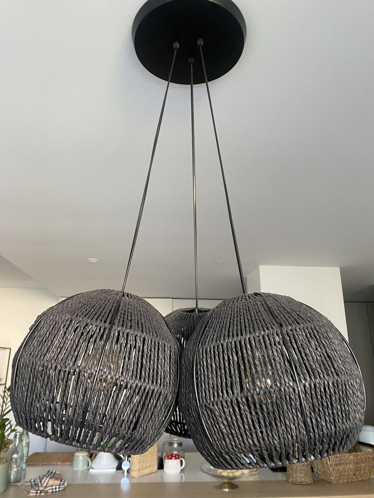 Candeeiro de teto com tres globos pretos
