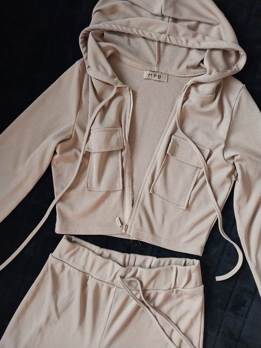 Спортивний жіночій костюм