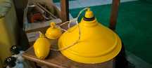 Candeeiro de teto em metal amarelo e branco