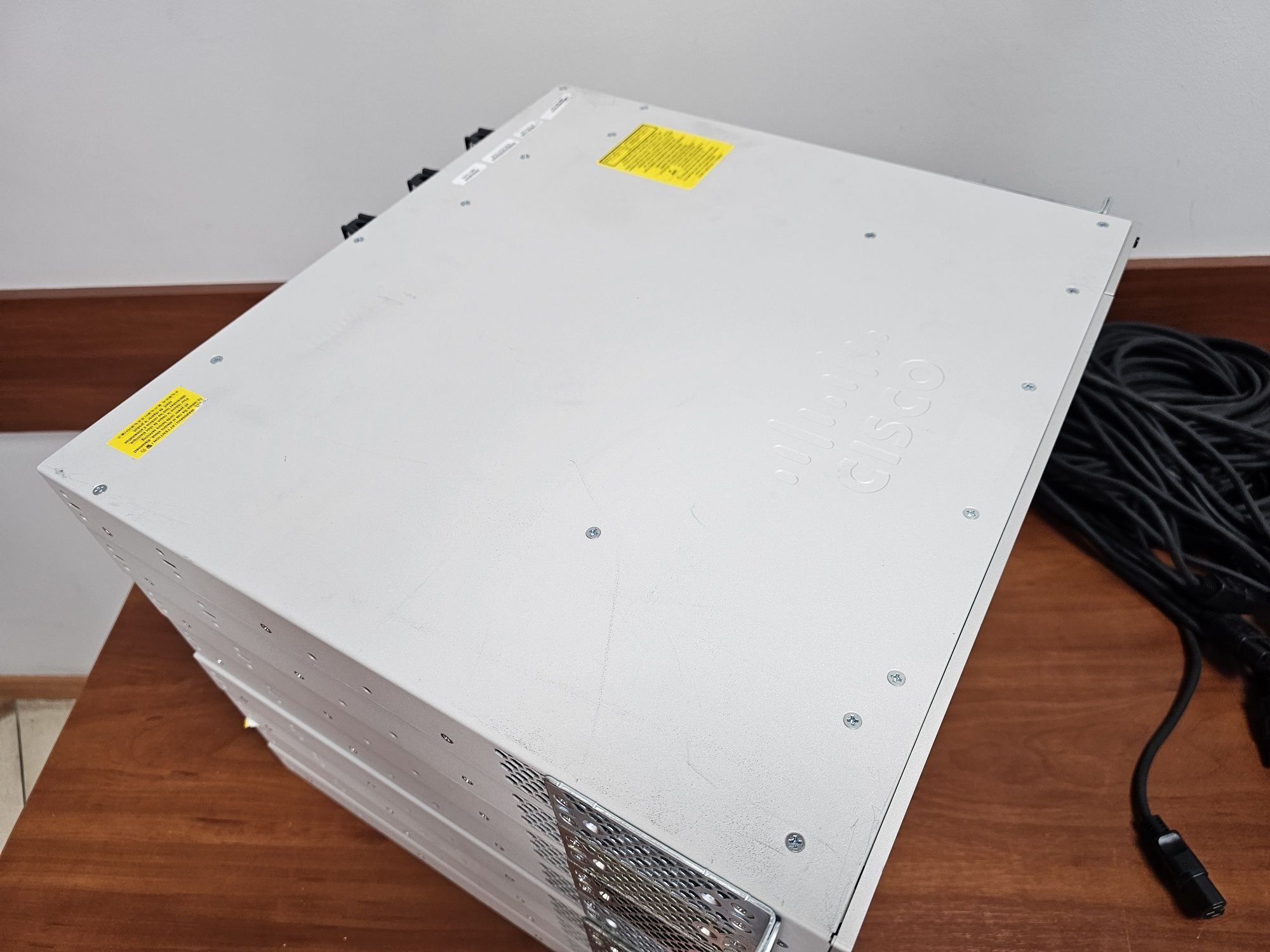 8 Комутаторів Cisco Catalyst 9300 48-port PoE+ (C9300-48P-E) Network E