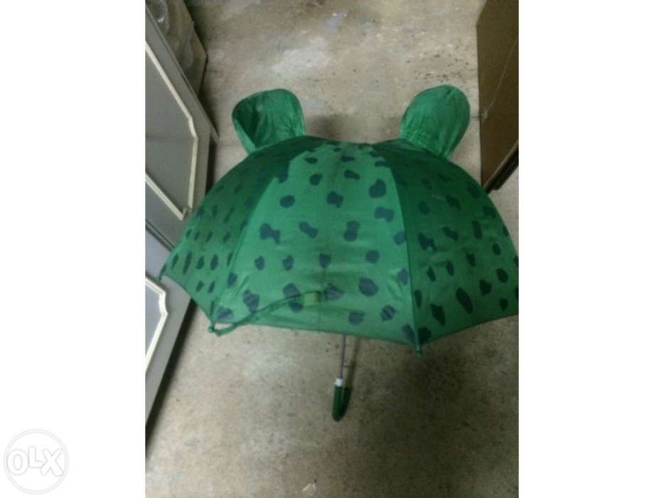 Chapéu de chuva com a forma de sapo