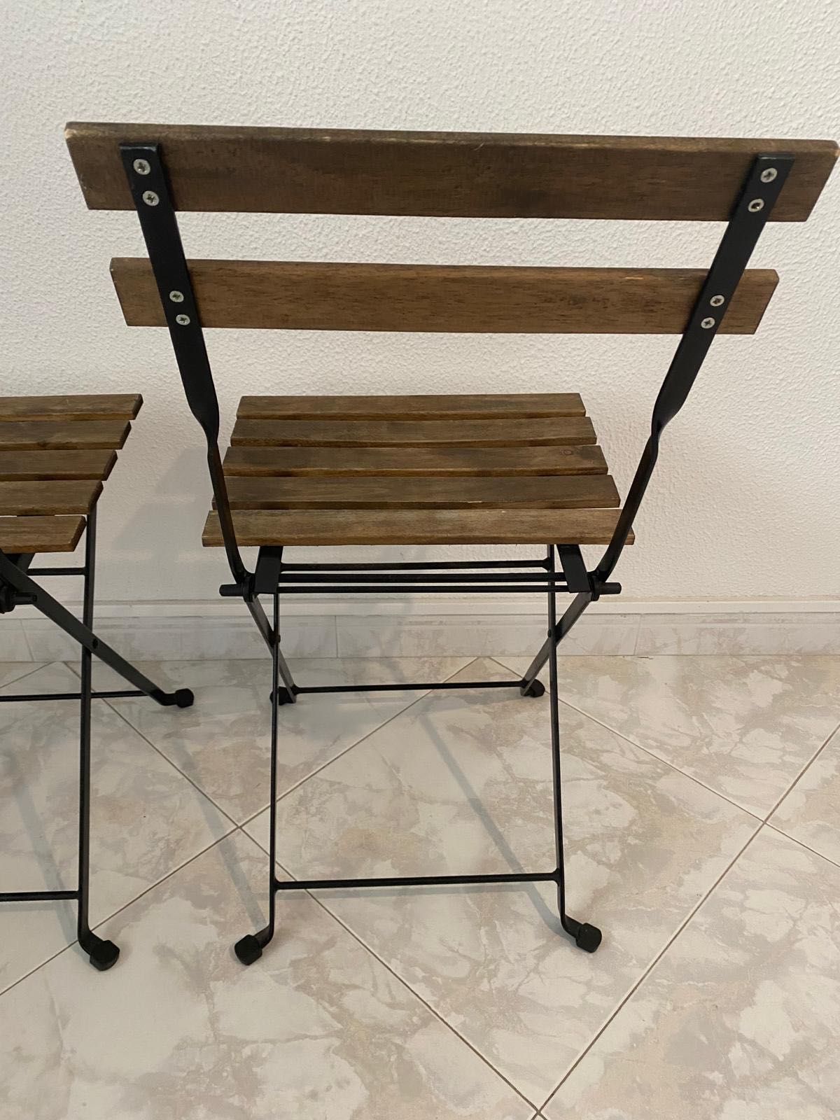 Mesa com duas cadeiras