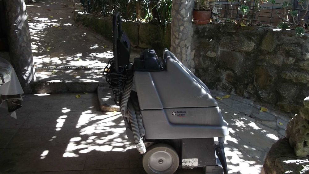 Maquina de lavar e esfregar o chão