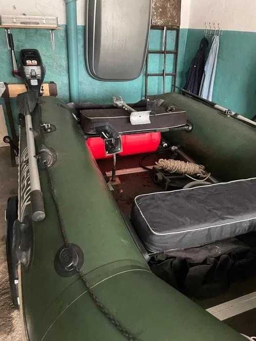 Човен з мотором SUZUKI DT 9.9, причепом та додатковим обладнанням.