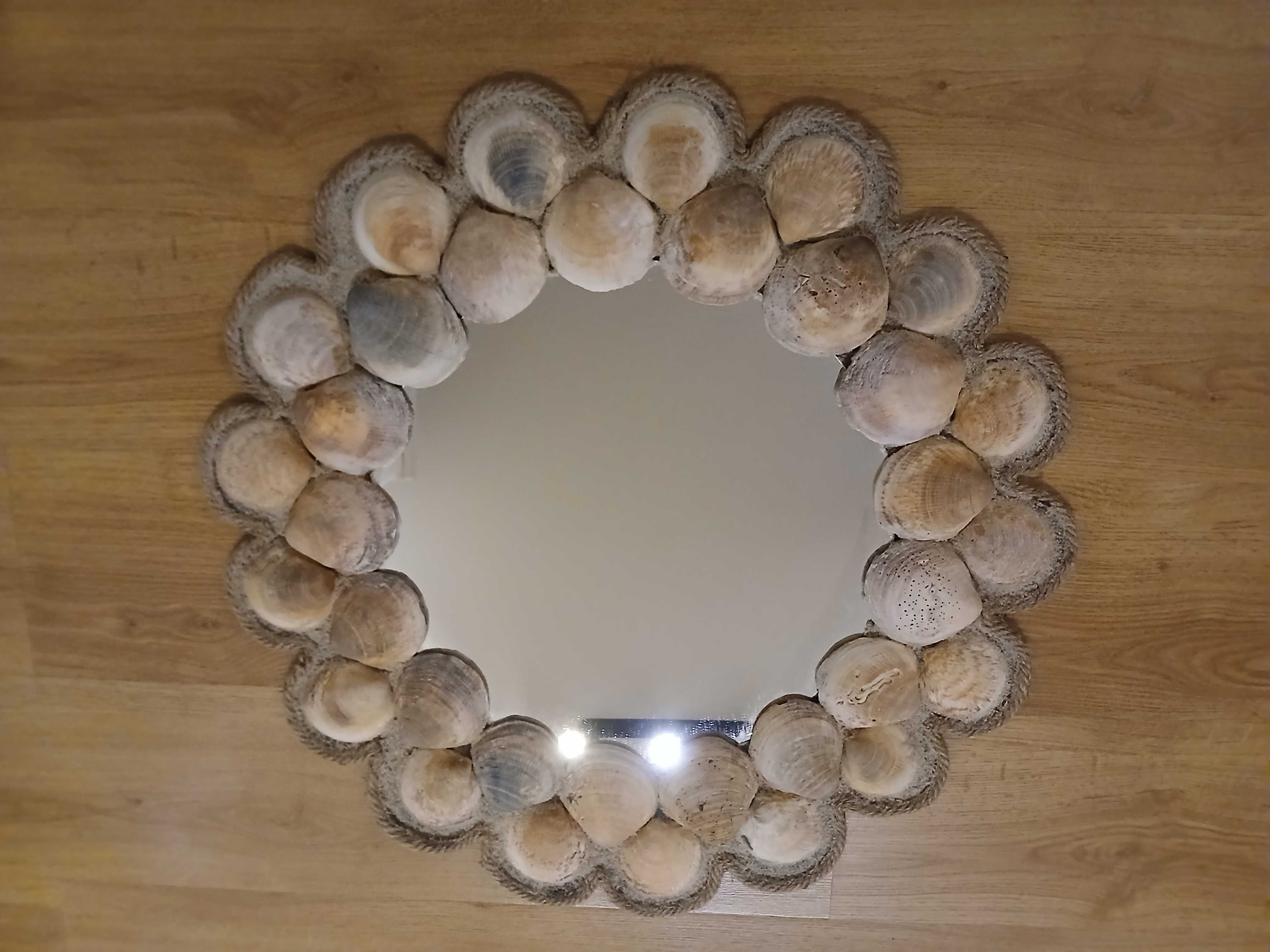 Espelho decorado com conchas
