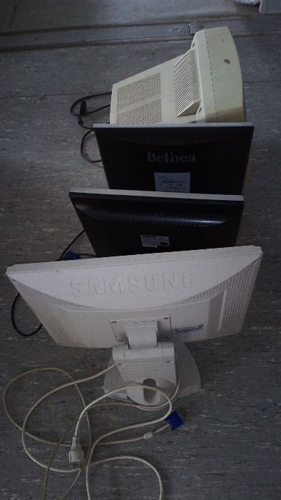3 monitores LCD e 1 CRT, "sucata informática"