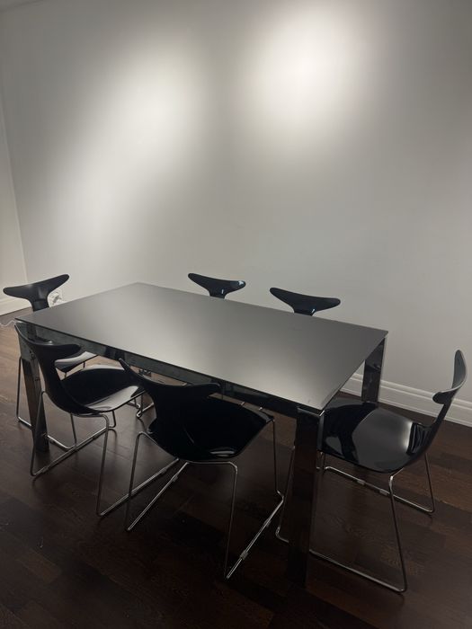 Stół czarny szklany rozkladany 85cm*160cm-220cm z 8 krzełami. Włochy.