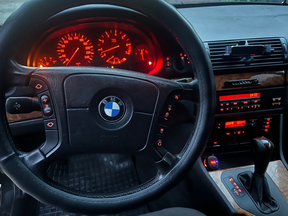 Продам BMW Series 5 e 39 чорного кольору. Автомат.Терміновий продаж!