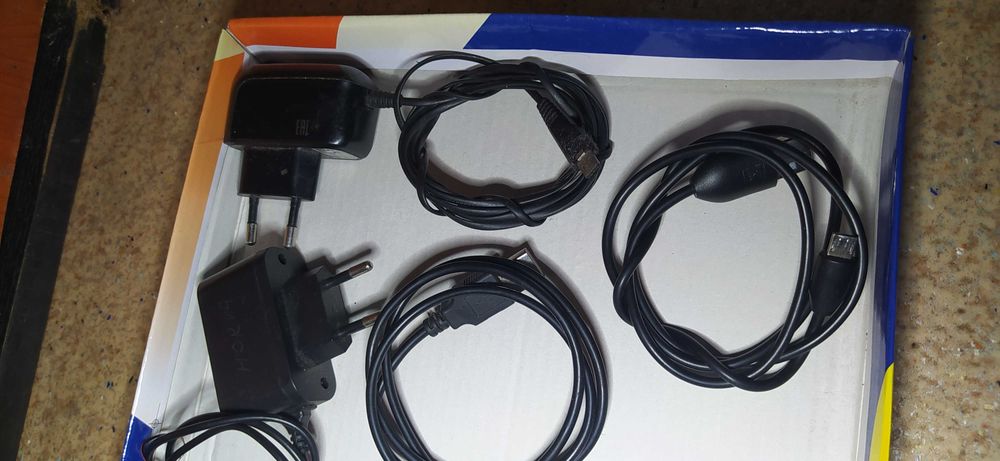 Лот электроники, шнуры зарядки, зарядные устройства, блютуз гарнитура