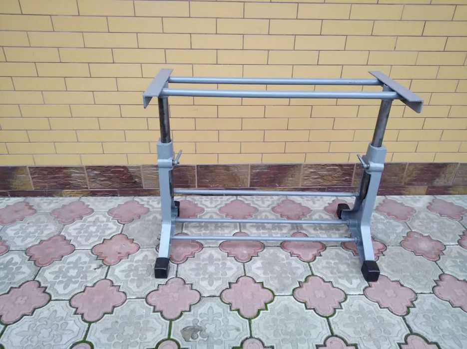 Міцний металевий (регулюємий) стіл для господарства.