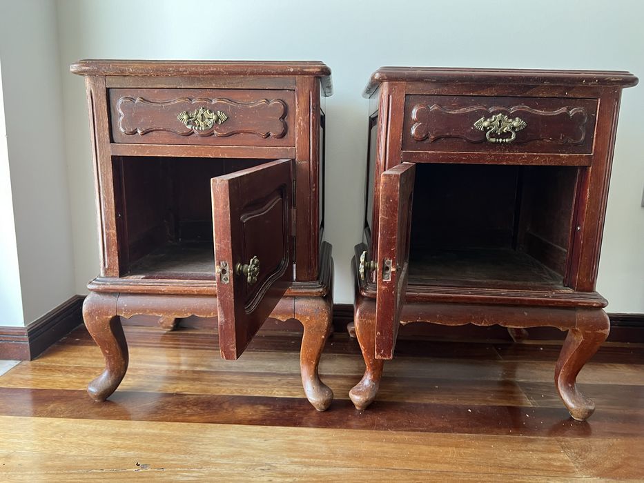 Mesas de cabeceira antigas vintage estilo Queen Anne