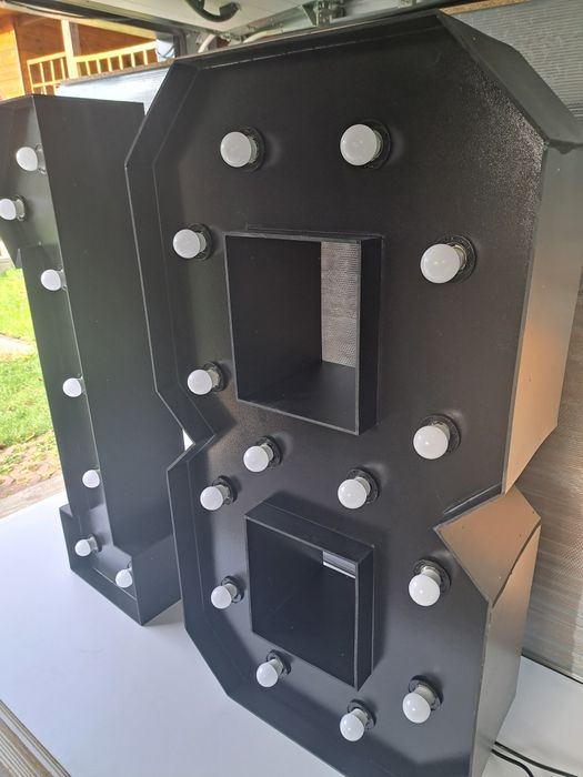 Cyfra 18 osiemnastka czarna biała podświetlana