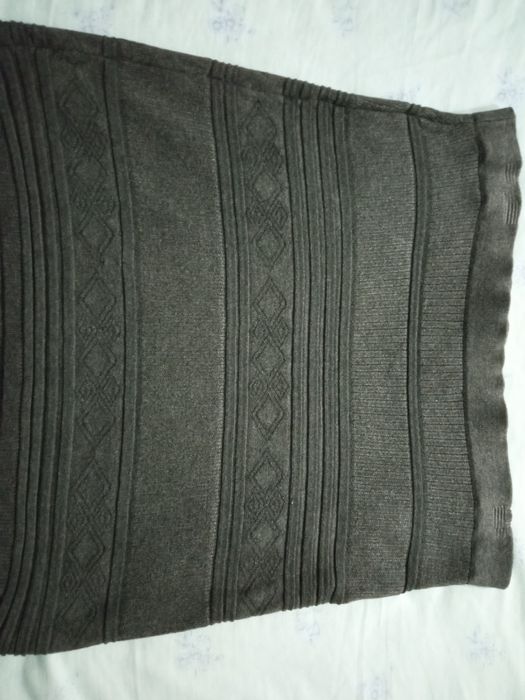 Saia em malhinha que moda a sua silhueta, em cinzento - L
