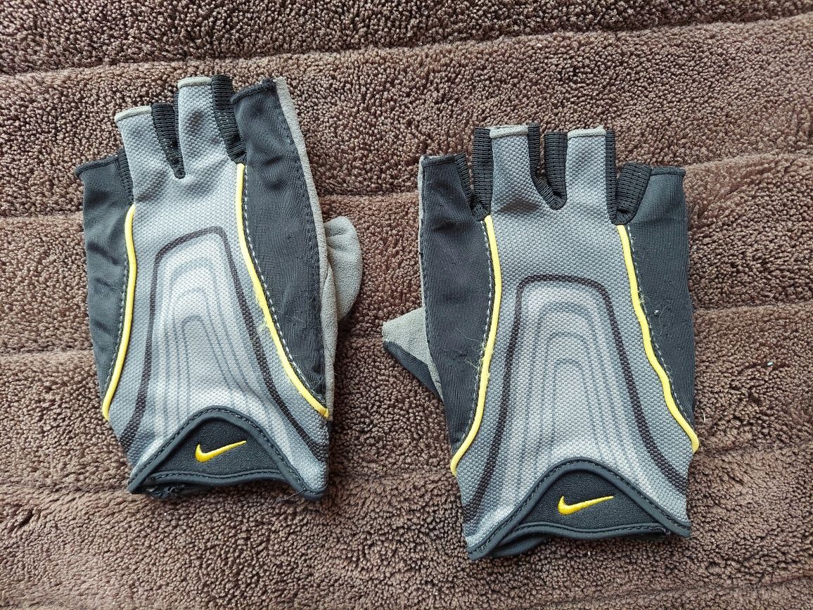 Велоперчатки фірми Nike оригінал 

Розмір: S/M
По великому пальці  15с
