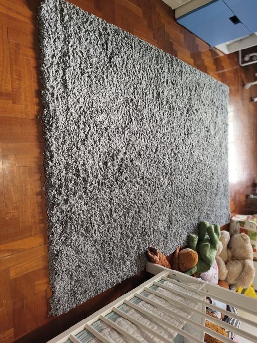 Tapete cinzento pelo comprido