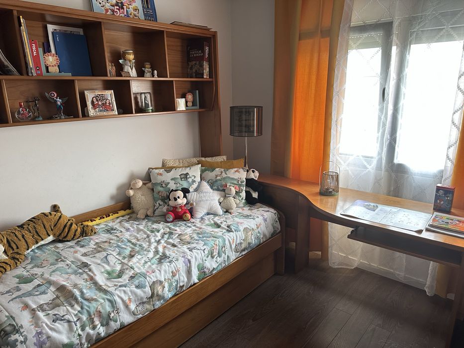 Quarto completo + secretaria + estante