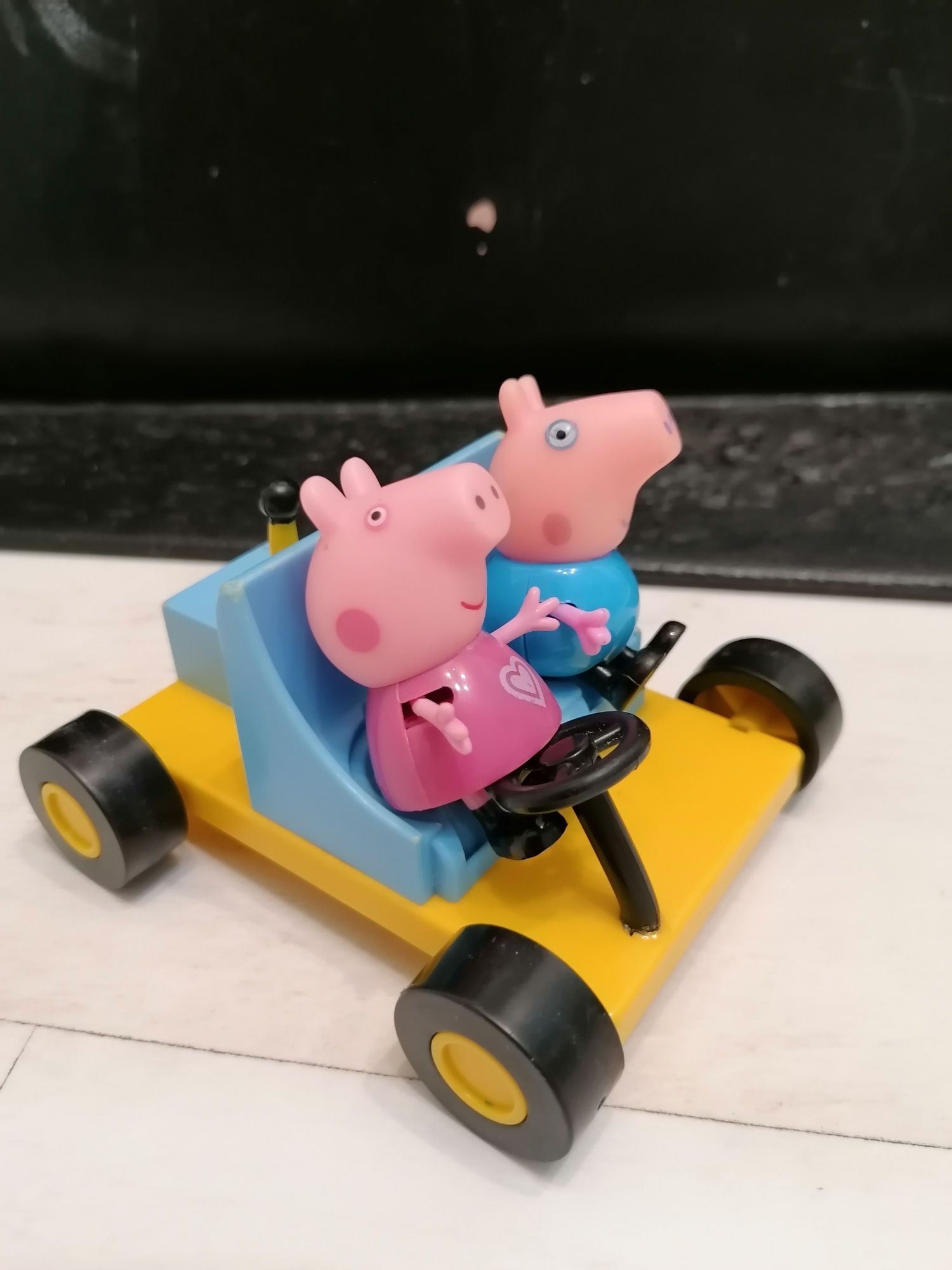 Pojazd z figurkami świnka Peppa i George