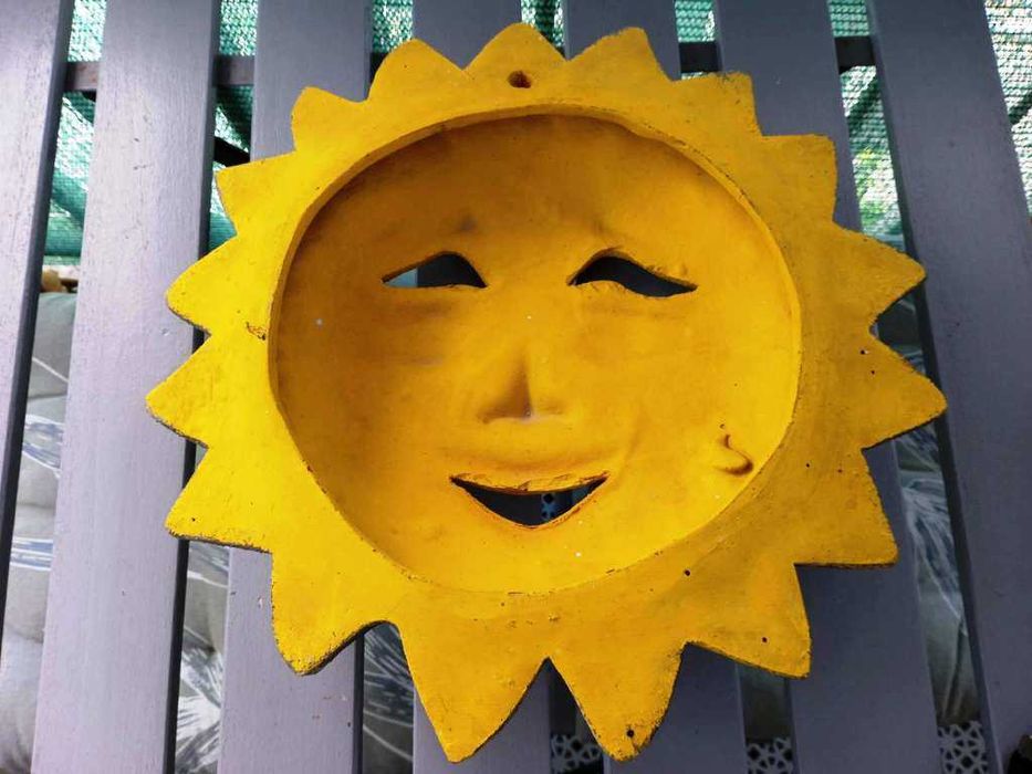 Sol com raios em cerâmica