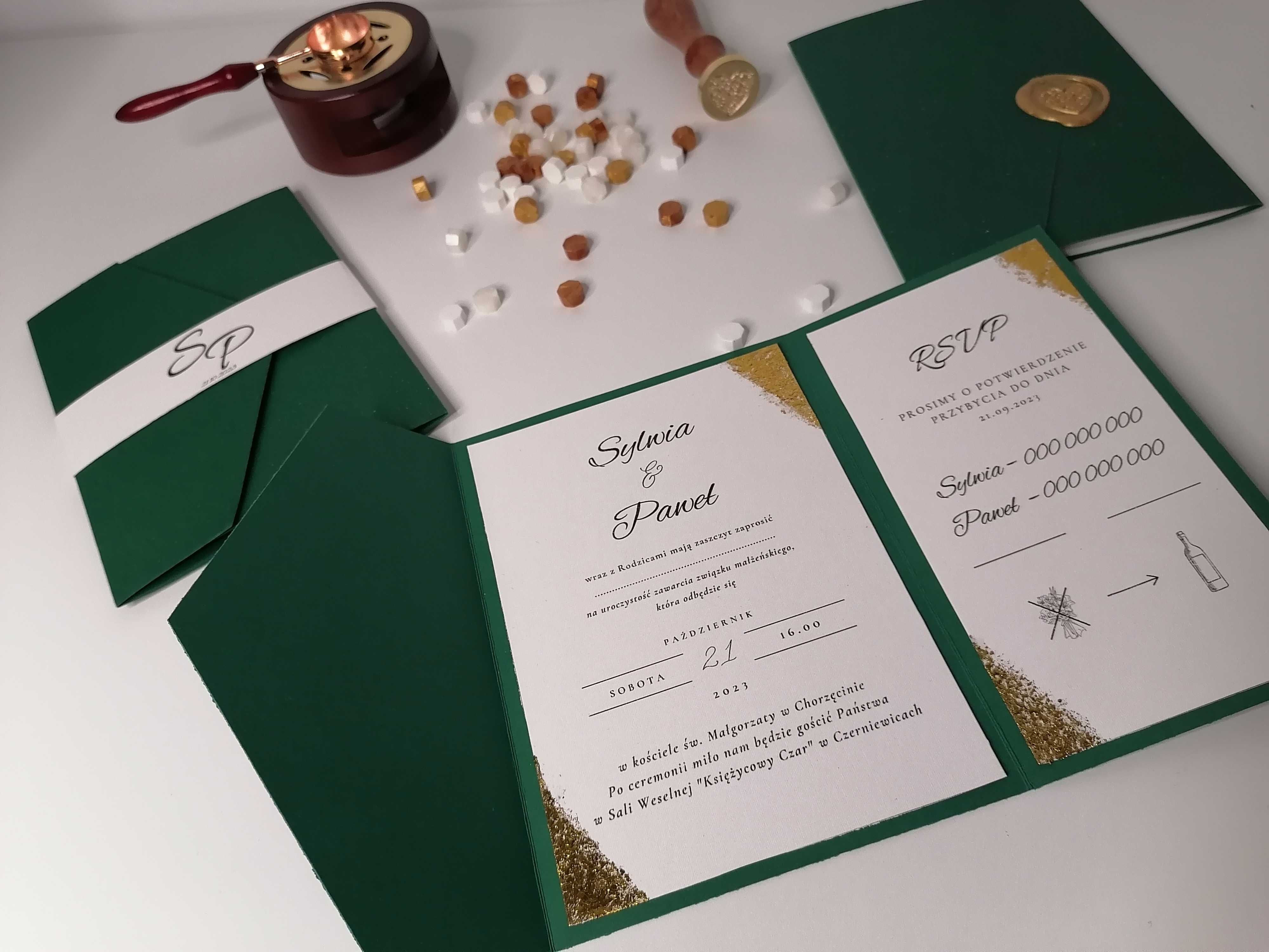 Kopertowe zaproszenia ślubne w kolorze butelkowej zieleni i złota