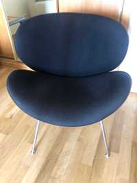 Cadeira preta com design moderno