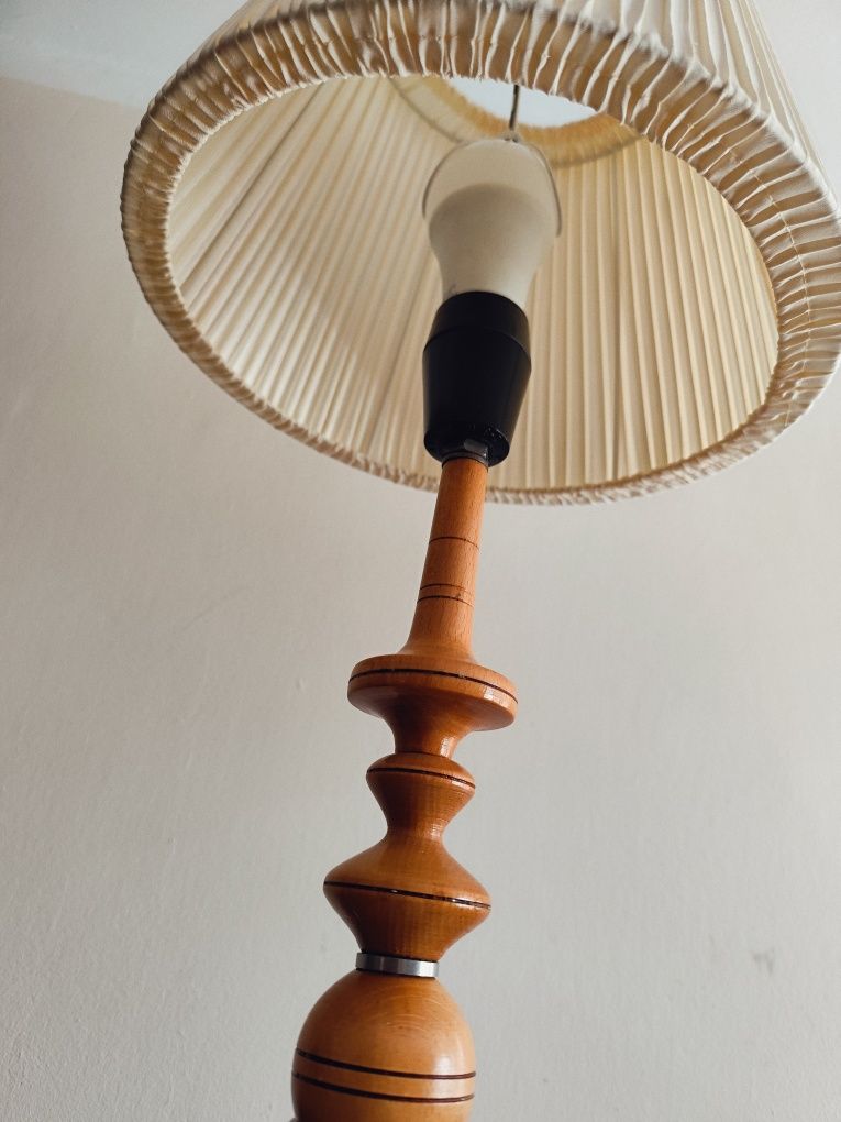 Elegancka drewniana lampka nocna z kremowym abażurem Retro PRL