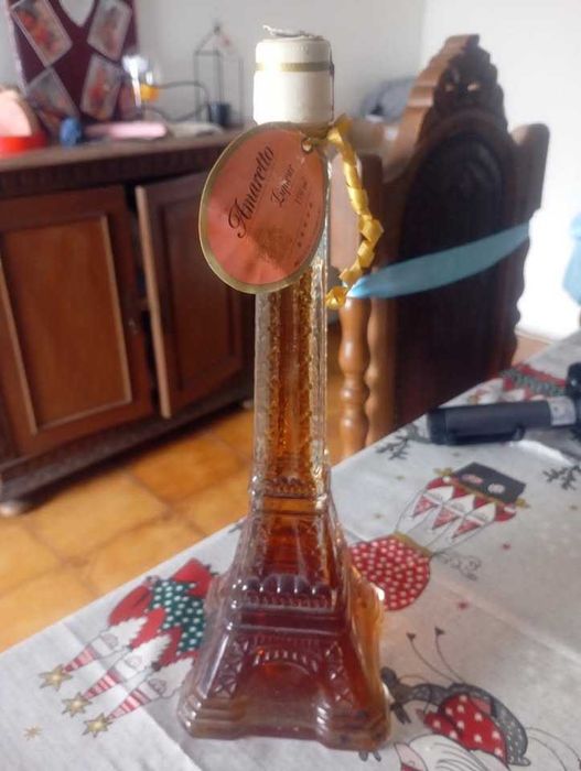 à venda: 
garrafa em formato de Torre Eiffel de licor Amaretto.