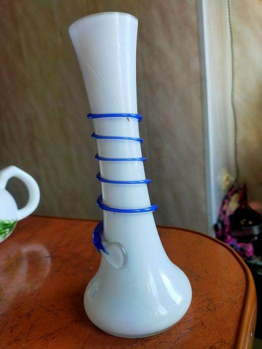 Wazon flet 21 cm biały z akcentem niebieskim