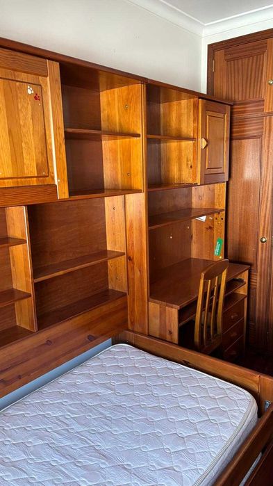 Cama dupla solteiro com estante em madeira e colchão